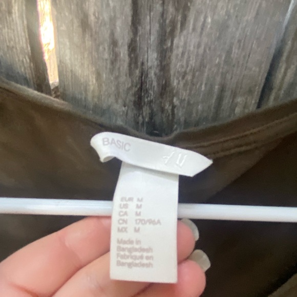 H&M basic T-shirt size medium - Picture 2 of 3